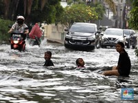Banjir! Begini Suasana di depan Komplek Green Garden Jakbar