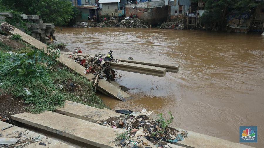 Normalisasi Kali Ciliwung (CNBC Indonesia/Andrean Kristianto)