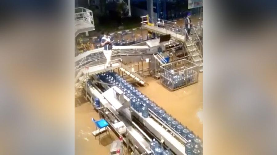 Pabrik Aqua Terendam Banjir (Tangkapan Layar Facebook)
