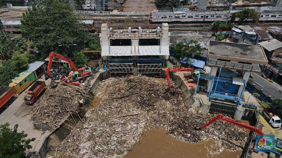 Pintu Air Manggarai Kedatangan Sampah (CNBC Indonesia/Andrean Kristianto)