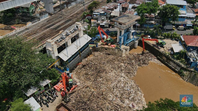 Pintu Air Manggarai Kedatangan Sampah (CNBC Indonesia/Andrean Kristianto)