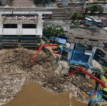 Potret Pintu Air Manggarai yang Dipenuhi Gunungan Sampah!