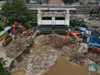 Potret Pintu Air Manggarai yang Dipenuhi Gunungan Sampah!