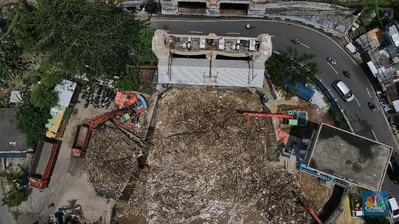 Pintu Air Manggarai Kedatangan Sampah (CNBC Indonesia/Andrean Kristianto)