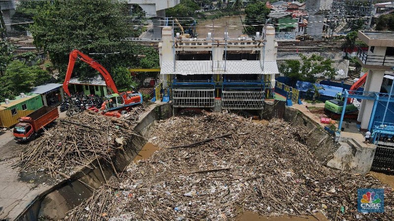 Pintu Air Manggarai Kedatangan Sampah (CNBC Indonesia/Andrean Kristianto)