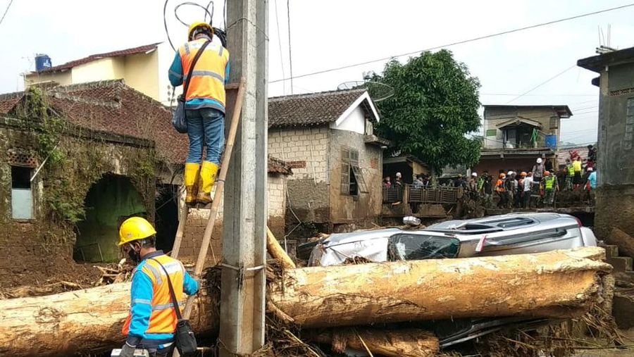 Pln nyalakan listrik warga terdampak banjir di Sukabumi (Dok PLN)