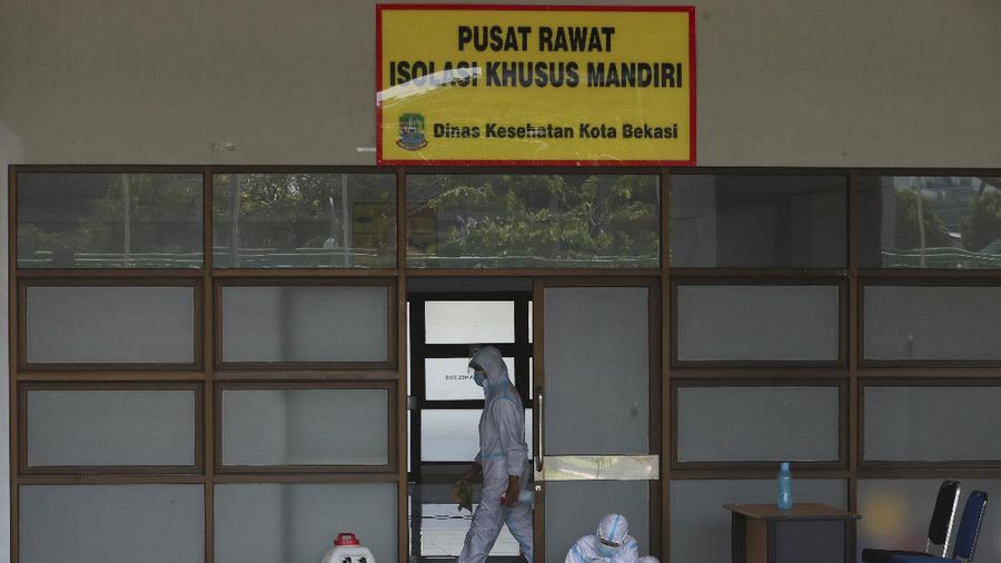A health worker walks inside a quarantine facility for people showing symptoms of the COVID-19 amid the coronavirus outbreak at Patriot Candrabhaga stadium in Bekasi on the outskirts of Jakarta, Indonesia, Tuesday, Sept. 22, 2020.(AP Photo/Achmad Ibrahim)