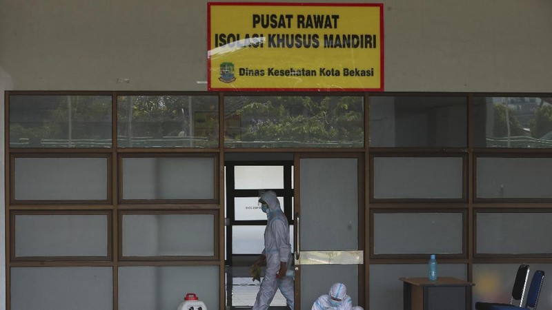 A health worker walks inside a quarantine facility for people showing symptoms of the COVID-19 amid the coronavirus outbreak at Patriot Candrabhaga stadium in Bekasi on the outskirts of Jakarta, Indonesia, Tuesday, Sept. 22, 2020.(AP Photo/Achmad Ibrahim)