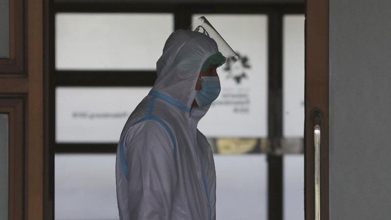 A health worker walks inside a quarantine facility for people showing symptoms of the COVID-19 amid the coronavirus outbreak at Patriot Candrabhaga stadium in Bekasi on the outskirts of Jakarta, Indonesia, Tuesday, Sept. 22, 2020.(AP Photo/Achmad Ibrahim)