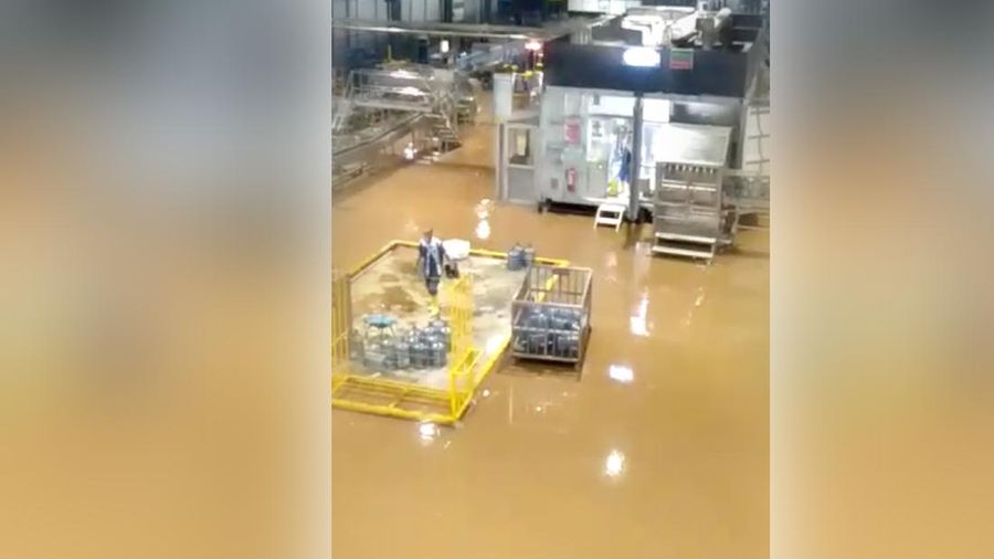 Suasana Pabrik Aqua yang Terendam (Ist)