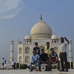 India Buka Lagi Taj Mahal, Memang Corona Sudah Reda?