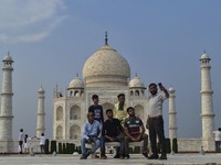 India Buka Lagi Taj Mahal, Memang Corona Sudah Reda?