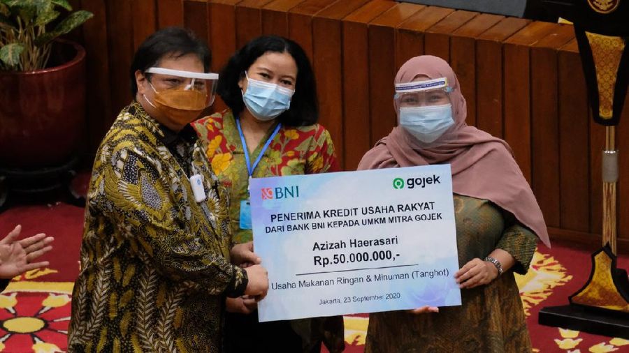 (kiri-kanan) Menteri Koordinator Bidang Perekonomian RI - Airlangga Hartarto, Chief Public Policy & Government Relations Gojek - Shinto Nugroho, Mitra usaha Gojek-Azizah Haerasari,  dalam acara Penyaluran Kredit Usaha Rakyat (KUR) Bagi Mitra Platform Digital yang diselenggarakan oleh Kementerian Koordinator Bidang Perekonomian dan  diadakan di Jakarta, Rabu (23/9).