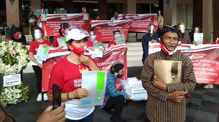 Pemegang polis PT WanaArtha Life menuntut agar Kejaksaan Agung segera membuka sub rekening efek (SRE) yang sebelumnya diblokir. Sebab, rekening efek nasabah tak berkaitan dengan kasus dugaan tindak pidana korupsi PT Asuransi Jiwasraya (Persero). Pemegang polis PT WanaArtha Life menuntut agar Kejaksaan Agung segera membuka sub rekening efek (SRE) yang sebelumnya diblokir. Sebab, rekening efek nasabah tak berkaitan dengan kasus dugaan tindak pidana korupsi PT Asuransi Jiwasraya (Persero).