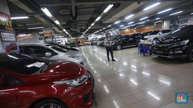 Penjualan Mobil Bekasi di WTC Mangga Dua (CNBC Indonesia/Andrean Kristianto)