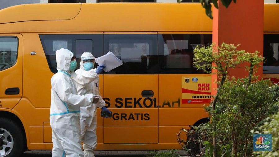 Bus Sekolah Membawa Pasien OTG Covid-19 (CNBC Indonesia/Andrean Kristianto)