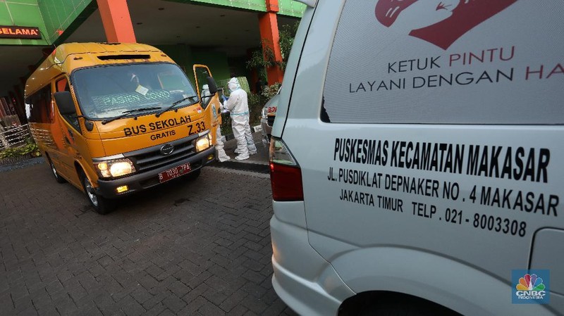 Bus Sekolah Membawa Pasien OTG Covid-19 (CNBC Indonesia/Andrean Kristianto)