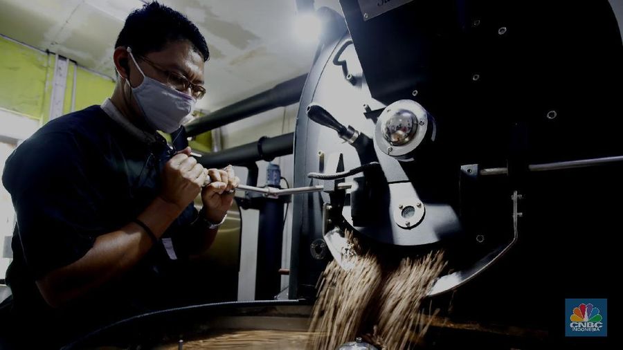 Pengusaha biji kopi (CNBC Indonesia/Tri Susilo)