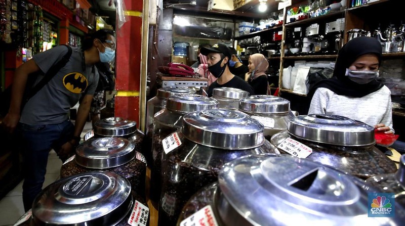 Pengusaha biji kopi (CNBC Indonesia/Tri Susilo)