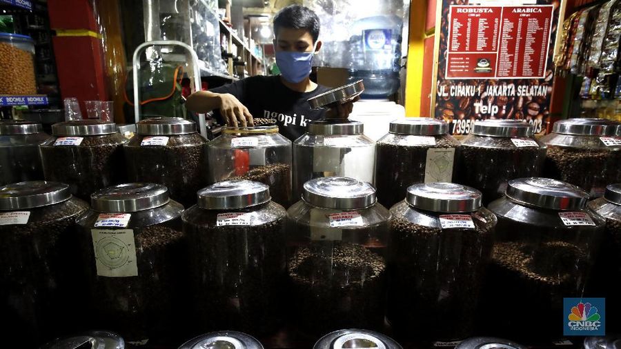 Pengusaha biji kopi (CNBC Indonesia/Tri Susilo)