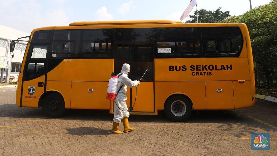 Bus Sekolah Membawa Pasien OTG Covid-19 (CNBC Indonesia/Andrean Kristianto)