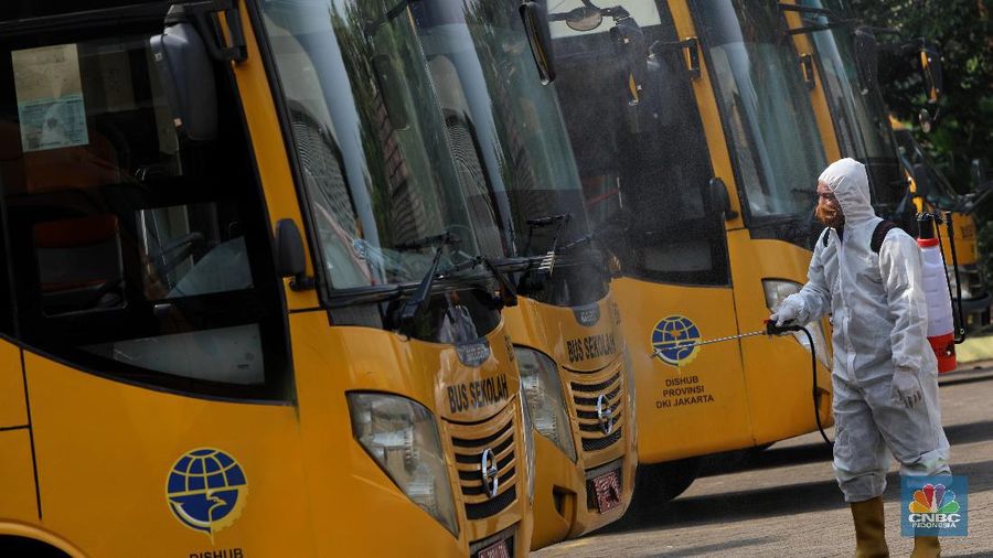 Bus Sekolah Membawa Pasien OTG Covid-19 (CNBC Indonesia/Andrean Kristianto)