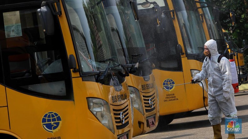 Bus Sekolah Membawa Pasien OTG Covid-19 (CNBC Indonesia/Andrean Kristianto)
