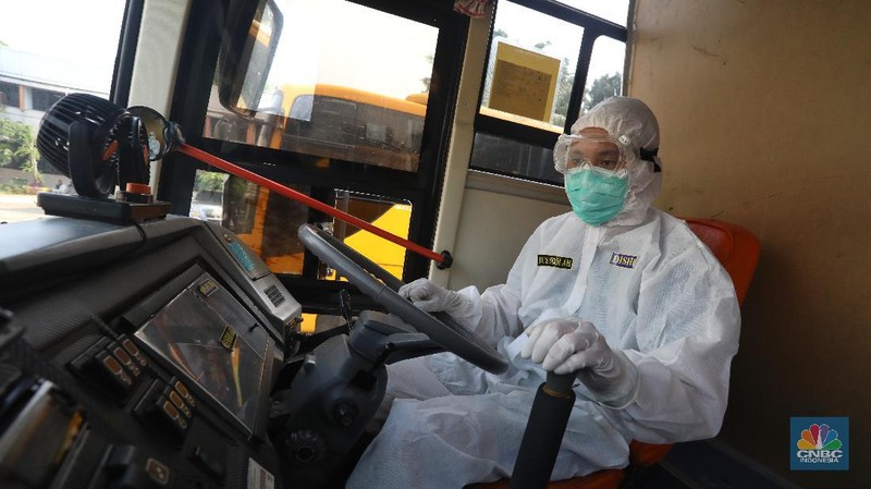 Bus Sekolah Membawa Pasien OTG Covid-19 (CNBC Indonesia/Andrean Kristianto)
