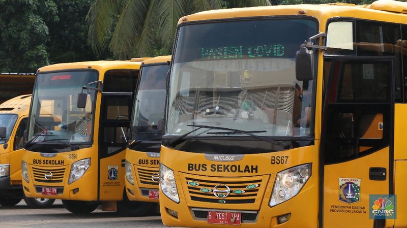 Bus Sekolah Membawa Pasien OTG Covid-19 (CNBC Indonesia/Andrean Kristianto)