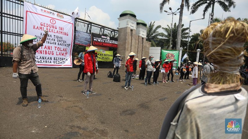 Sejumlah elemen dari aktivis hingga mahasiswa melakukan aksi demo dalam rangka Hari Tani Nasional. (CNBC Indonesia/Andrean Kristianto)