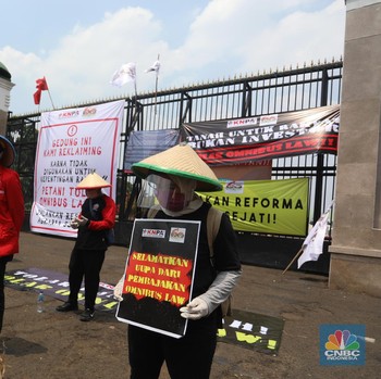 Penampakan 'Orang-orangan' Sawah Demo di Depan Gedung DPR/MPR