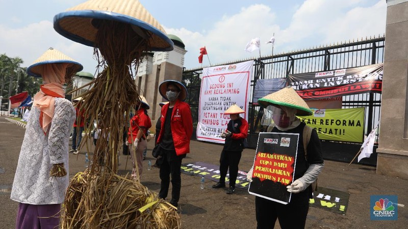 Sejumlah elemen dari aktivis hingga mahasiswa melakukan aksi demo dalam rangka Hari Tani Nasional. (CNBC Indonesia/Andrean Kristianto)