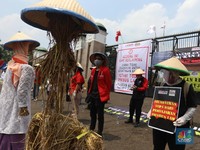 Penampakan 'Orang-orangan' Sawah Demo di Depan Gedung DPR/MPR
