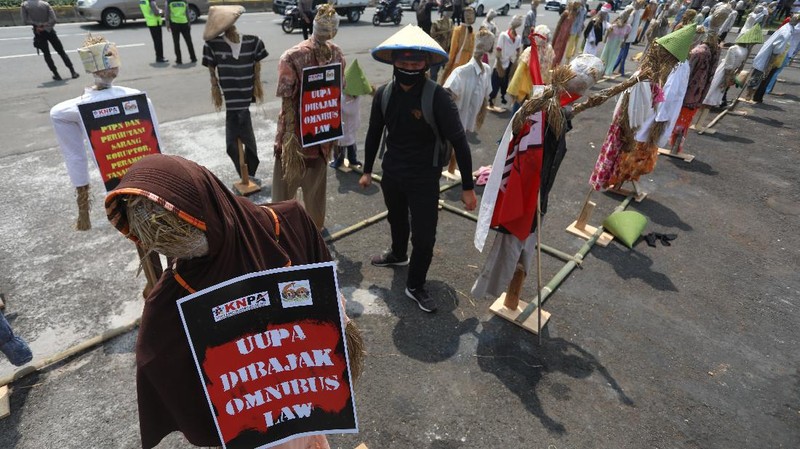 Sejumlah elemen dari aktivis hingga mahasiswa melakukan aksi demo dalam rangka Hari Tani Nasional. (CNBC Indonesia/Andrean Kristianto)