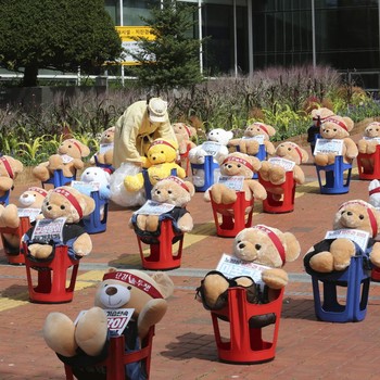 Bukan Manusia, Puluhan Teddy Bear Demo Untuk PKL Korsel