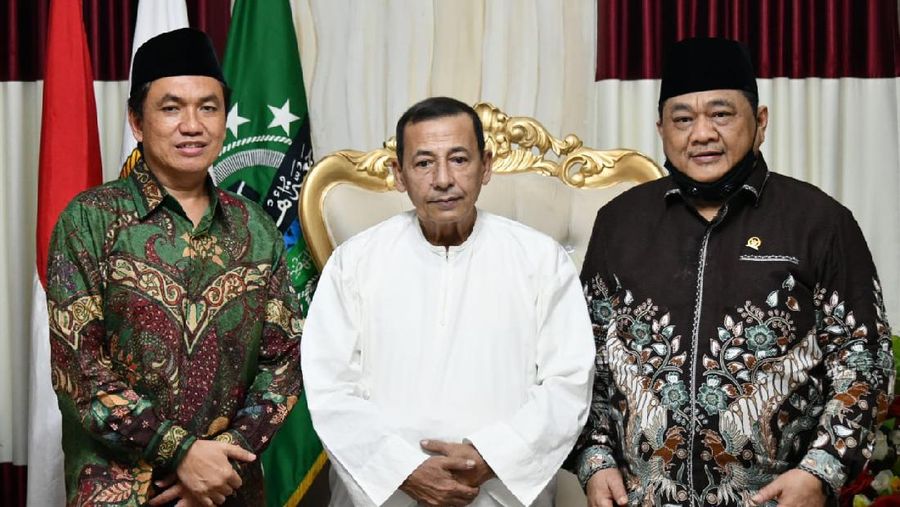 Dalam rangka silaturahmi dan audiensi percepatan pembangunan pipa transmisi gas bumi ruas Cirebon-Semarang (Cisem) Anggota Komisi VII DPR RI Ridwan Hisjam didampingi Kepala BPH Migas M. Fanshurullah Asa mengunjungi kediaman Habib Muhammad Luthfi Bin Yahya, di Pekalongan, Jawa Tengah (25/09/2020).