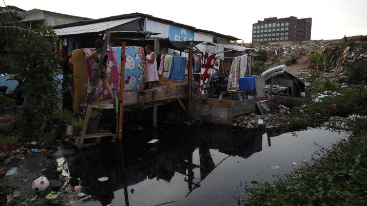 Potret Kemiskinan Ibu Kota di Tengah Pandemi (CNBC Indonesia/Tri Susilo) Potret Kemiskinan Ibu Kota di Tengah Pandemi (CNBC Indonesia/Tri Susilo)