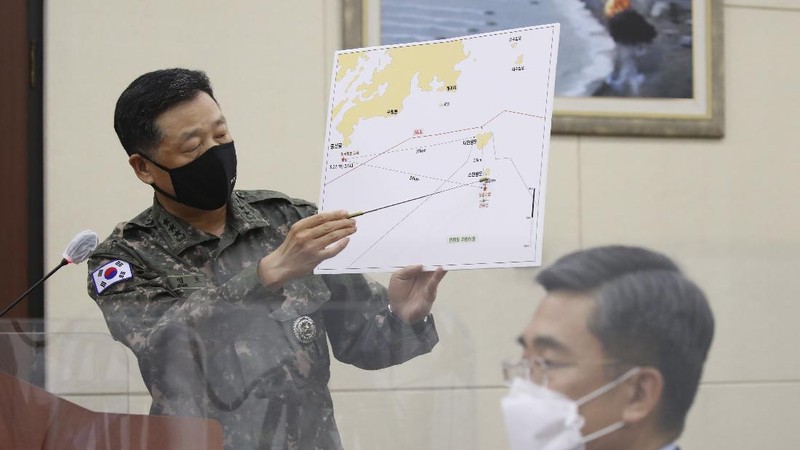 Lt. Gen. Ahn Young Ho, left, a top official at the South Korean military's office of the Joint Chiefs of staff, gives a briefing on North Korea's shooting of a South Korean government official as Defense Minister Suh Wook listens at the National Assembly in Seoul, South Korea, Thursday, Sept. 24, 2020. South Korea said Thursday North Korean troops shot a South Korean government official who may have attempted to defect and set his body on fire, after they found him on a floating object in waters near the rivals' disputed sea boundary. (Ha Sa-hun/Yonhap via AP)