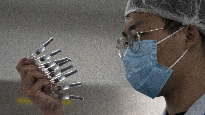 Vaksin China SinoVac A worker inspects vials of SARS CoV-2 Vaccine for COVID-19 produced by SinoVac at its factory in Beijing on Thursday, Sept. 24, 2020. A Chinese health official said Friday, Sept. 25, 2020, that the country's annual production capacity for coronavirus vaccines will top 1 billion doses next year, following an aggressive government support program for construction of new factories. (AP Photo/Ng Han Guan)