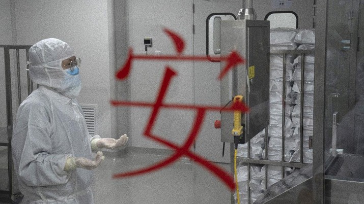 Vaksin China SinoVac A worker inspects vials of SARS CoV-2 Vaccine for COVID-19 produced by SinoVac at its factory in Beijing on Thursday, Sept. 24, 2020. A Chinese health official said Friday, Sept. 25, 2020, that the country's annual production capacity for coronavirus vaccines will top 1 billion doses next year, following an aggressive government support program for construction of new factories. (AP Photo/Ng Han Guan)