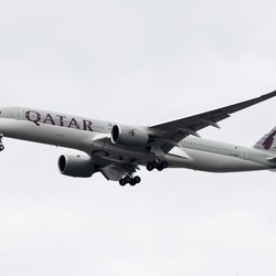 Penumpang Qatar Airways Trauma Terpaksa Duduk di Samping Mayat