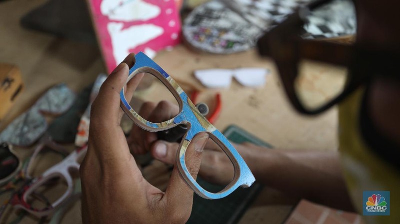Pengrajin kacamata dari limbah papan Skateboard (CNBC Indonesia/Andrean Kristianto)