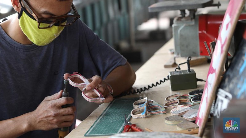 Pengrajin kacamata dari limbah papan Skateboard (CNBC Indonesia/Andrean Kristianto)