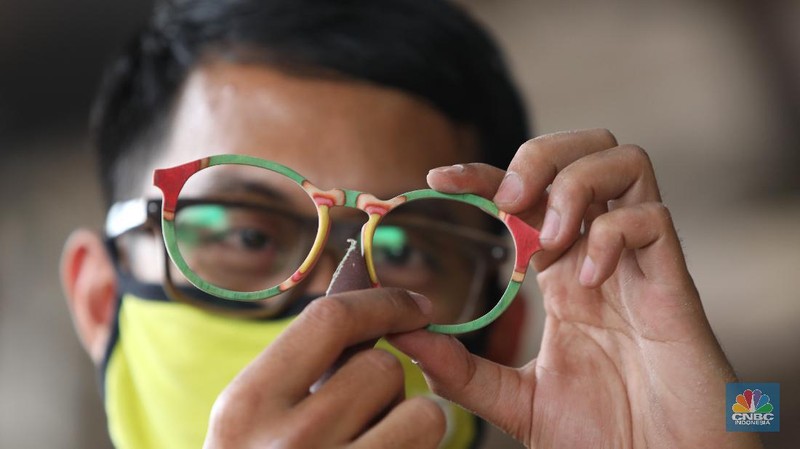Pengrajin kacamata dari limbah papan Skateboard (CNBC Indonesia/Andrean Kristianto)