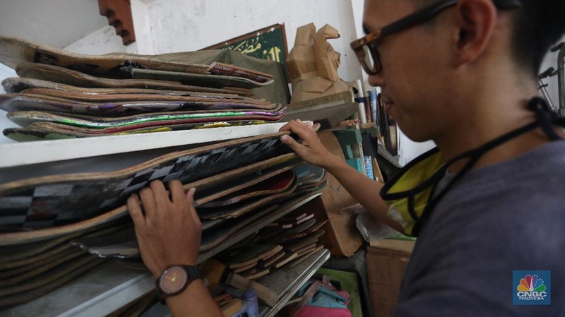 Pengrajin kacamata dari limbah papan Skateboard (CNBC Indonesia/Andrean Kristianto)