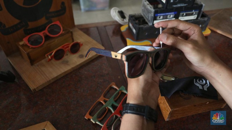 Pengrajin kacamata dari limbah papan Skateboard (CNBC Indonesia/Andrean Kristianto)