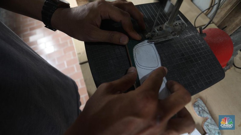 Pengrajin kacamata dari limbah papan Skateboard (CNBC Indonesia/Andrean Kristianto)