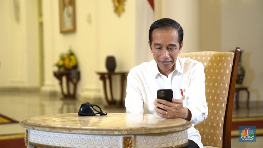 Presiden Joko Widodo saat berbincang dengan salah satu dokter di RSPI Prof. Dr. Sulianti Saroso, Minggu (27/9/2020).