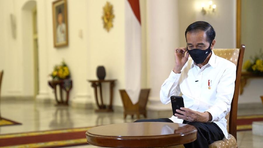 Saat Perawat Cerita ke Presiden Jokowi Pulang ke Rumah Sebulan Sekali. (Biro Pers Sekretariat Presiden)
