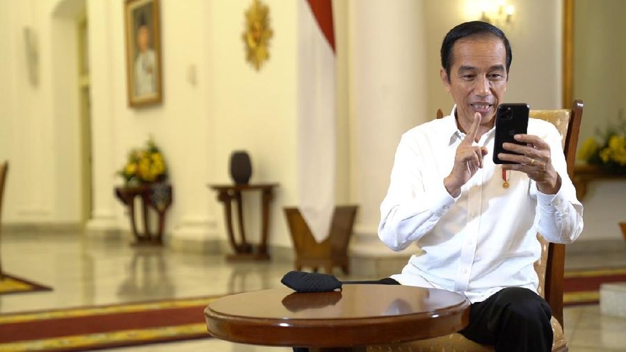 Saat Perawat Cerita ke Presiden Jokowi Pulang ke Rumah Sebulan Sekali. (Biro Pers Sekretariat Presiden)
